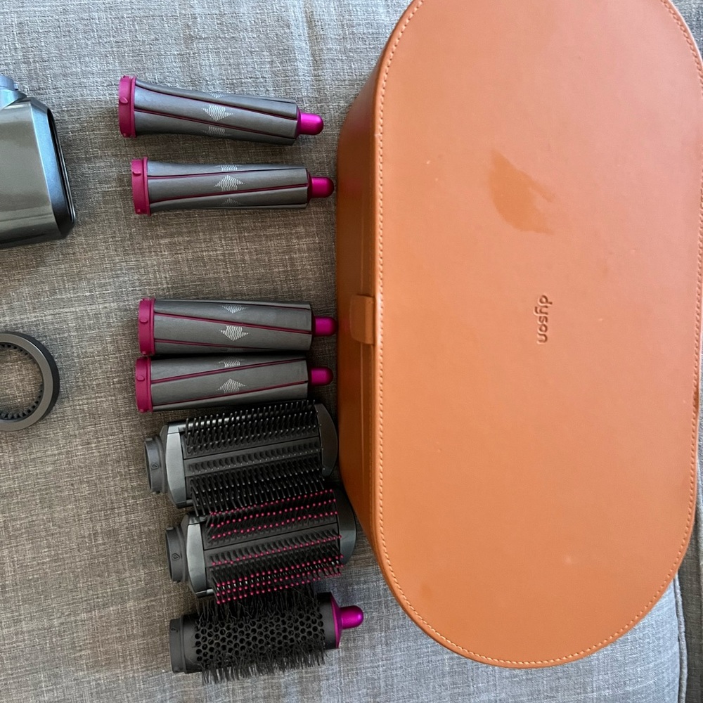 Dyson Air Wrap case with all attachments. I’m very good condition.